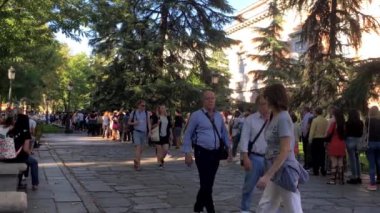 Madrid, İspanya, Ekim 2016. Madrid 'deki Prado Müzesi' nin girişi, Madrid 'in merkezindeki önemli bir turizm merkezi. Ünlü Prado Müzesini ziyaret eden bir turist.