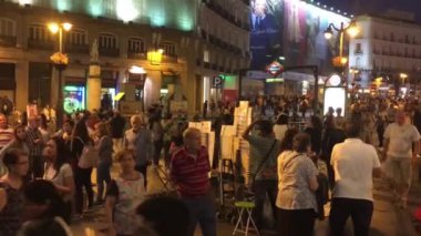 MADRID, İspanya - Ekim 2016: Mariachi grubu Ekim 2016 'da Madrid' de Puerta del Sol Meydanı 'nda. Puerta del Sol Madrid 'in ünlü bir şehir meydanıdır.