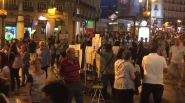 MADRID, İspanya - Ekim 2016: Mariachi grubu Ekim 2016 'da Madrid' de Puerta del Sol Meydanı 'nda. Puerta del Sol Madrid 'in ünlü bir şehir meydanıdır.