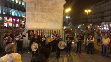 MADRID, İspanya - Ekim 2016: İspanya 'nın Madrid kentindeki Puerta del Sol Meydanı' nda sokak sanatçıları. Puerta del Sol Madrid 'in ünlü bir şehir meydanıdır..