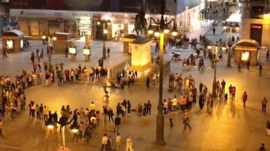 MADRID, İspanya - Ekim 2016: Mariachi grubu Ekim 2016 'da Madrid' de Puerta del Sol Meydanı 'nda. Puerta del Sol Madrid 'in ünlü bir şehir meydanıdır.