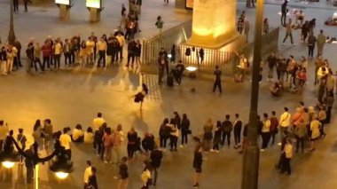 MADRID, İspanya - Ekim 2016: Mariachi grubu Ekim 2016 'da Madrid' de Puerta del Sol Meydanı 'nda. Puerta del Sol Madrid 'in ünlü bir şehir meydanıdır.