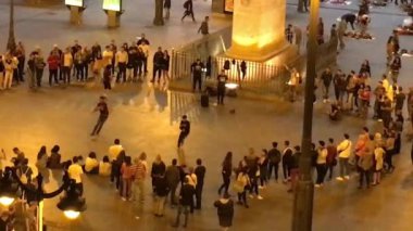 MADRID, İspanya - Ekim 2016: Mariachi grubu Ekim 2016 'da Madrid' de Puerta del Sol Meydanı 'nda. Puerta del Sol Madrid 'in ünlü bir şehir meydanıdır.