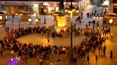 MADRID, İspanya - Ekim 2016: Mariachi grubu Ekim 2016 'da Madrid' de Puerta del Sol Meydanı 'nda. Puerta del Sol Madrid 'in ünlü bir şehir meydanıdır.