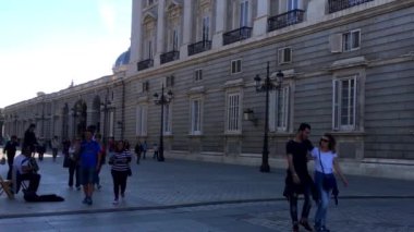 MADRID, İspanya - Ekim 2016: İspanya 'nın Madrid kentindeki Kraliyet Sarayı' nda insanlar.