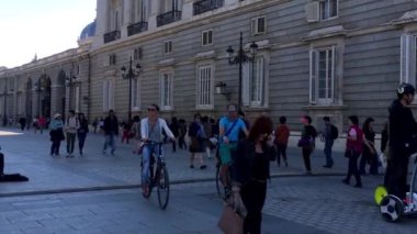 MADRID, İspanya - Ekim 2016: İspanya 'nın Madrid kentindeki Kraliyet Sarayı' nda insanlar.