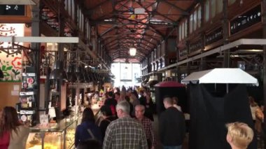 MADRID, İspanya - OCT 2016: İspanya 'nın Madrid kentindeki Mercado de San Miguel (San Miguel Pazarı)' nda kimliği belirsiz kişiler.
