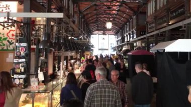 MADRID, İspanya - OCT 2016: İspanya 'nın Madrid kentindeki Mercado de San Miguel (San Miguel Pazarı)' nda kimliği belirsiz kişiler.