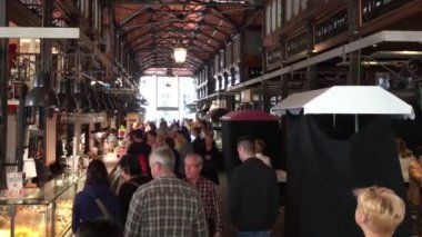 MADRID, İspanya - OCT 2016: İspanya 'nın Madrid kentindeki Mercado de San Miguel (San Miguel Pazarı)' nda kimliği belirsiz kişiler.