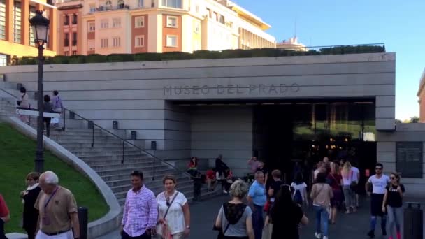 2016年10月 西班牙马德里 马德里普拉多博物馆的入口 这是马德里市中心的一个重要旅游地标 参观著名的普拉多博物馆的游客 — 图库视频影像
