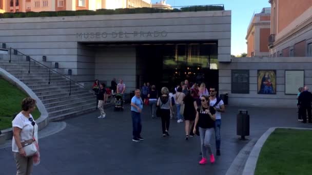 2016年10月 スペイン マドリード マドリード中心部の主要な観光名所であるマドリードのプラド美術館の入り口 有名なプラド美術館を訪れる観光客 — ストック動画