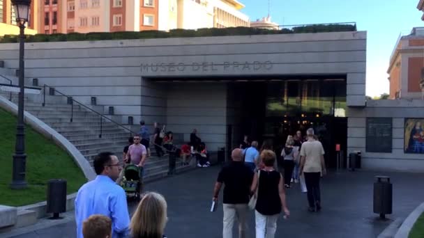2016年10月 西班牙马德里 马德里普拉多博物馆的入口 这是马德里市中心的一个重要旅游地标 参观著名的普拉多博物馆的游客 — 图库视频影像
