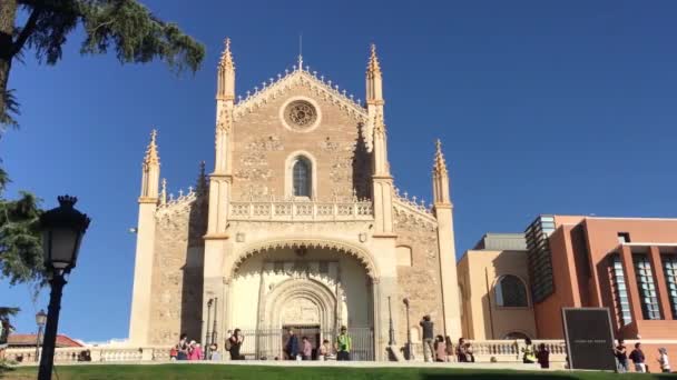 位于马德里著名的普拉多博物馆的圣杰罗尼莫罗马天主教教堂 — 图库视频影像