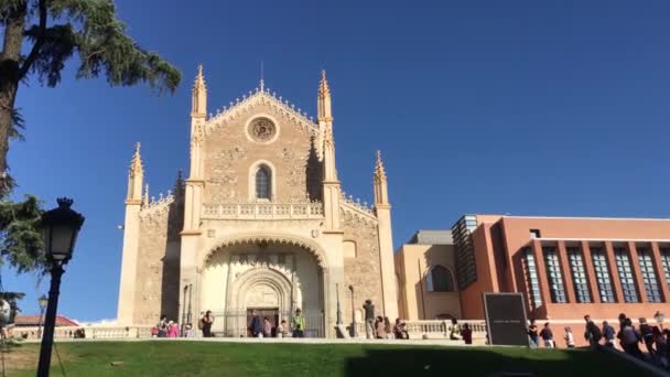 位于马德里著名的普拉多博物馆的圣杰罗尼莫罗马天主教教堂 — 图库视频影像