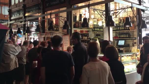 Madrid Ισπανια Oct 2016 Άγνωστα Άτομα Στην Mercado San Miguel — Αρχείο Βίντεο