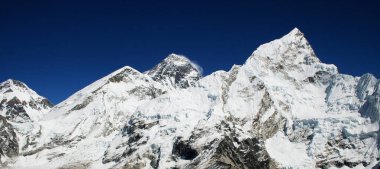 Dağın zirvesi. Nepal 'de Everest ve Nuptse, Kala Pattar' da görüldüğü gibi.