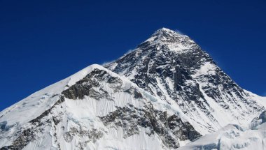 Dağın zirvesi. Nepal 'de Everest, Kala Pattar' dan görüldüğü gibi.