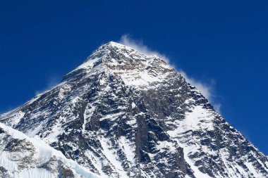 Dağın zirvesi. Nepal 'de Everest, Kala Pattar' dan görüldüğü gibi.