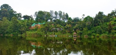 Uganda, Afrika 'daki Bunyonyi Gölü, Uganda, Kongo Demokratik Cumhuriyeti ve Ruanda sınırları, son dağ gorillerinin evi olan Bwindi Ulusal Parkı' na yakın.