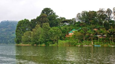 Uganda, Afrika 'daki Bunyonyi Gölü, Uganda, Kongo Demokratik Cumhuriyeti ve Ruanda sınırları, son dağ gorillerinin evi olan Bwindi Ulusal Parkı' na yakın.