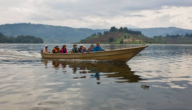 BUNYONYI Gölü, UGANDA - 21 Ekim 2012 'de Uganda, Kongo ve Ruanda sınırlarındaki Bunyonyi Gölü, Uganda' da tekne gezisine çıkan turistler. Bunyonyi Gölü turistler arasında popülerdir..