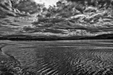 Uganda, Afrika 'daki Bunyonyi Gölü, Uganda, Kongo Demokratik Cumhuriyeti ve Ruanda sınırları, son dağ gorillerinin evi olan Bwindi Ulusal Parkı' na yakın.