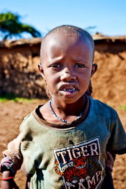 15 Ekim 2012 'de Kenya' daki Maasai Mara 'da kimliği belirsiz bir çocuk. Masailer, Kenya ve kuzey Tanzanya 'da bulunan yarı göçebe bir etnik gruptur..