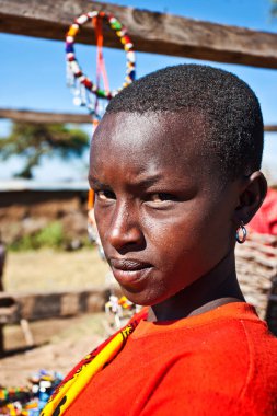 15 Ekim 2012 'de Kenya' daki Maasai Mara 'da kimliği belirsiz bir kadın. Masailer, Kenya ve kuzey Tanzanya 'da bulunan yarı göçebe bir etnik gruptur.