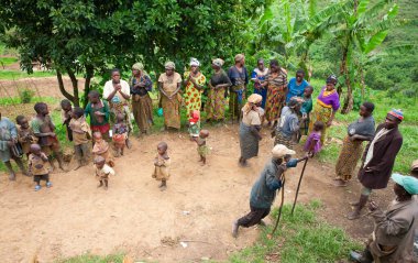BUNYONYI Gölü, UGANDA - 21 Ekim 2012 'de Uganda' daki Bunyonyi Gölü 'nde dans eden tanımlanamayan Batwa pigmeleri. Pigme halkı ormanların antik sakinleridir, Ormanın Koruyucuları olarak bilinirler..