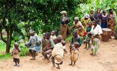 BUNYONYI Gölü, UGANDA - 21 Ekim 2012 'de Uganda' daki Bunyonyi Gölü 'nde dans eden tanımlanamayan Batwa pigmeleri. Pigme halkı ormanların antik sakinleridir, Ormanın Koruyucuları olarak bilinirler..