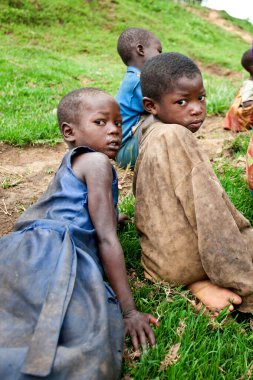 BUNYONYI Gölü, UGANDA - 21 Ekim 2012 'de Uganda' daki Bunyonyi Gölü 'nde tanımlanamayan Batwa pigme çocukları. Domuzlar ormanlarda yaşayan antik insanlardır, 