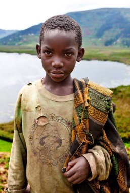 BUNYONYI Gölü, UGANDA - 21 Ekim 2012 'de Uganda' daki Bunyonyi Gölü 'nde tanımlanamayan Batwa pigme çocuğu. Domuzlar ormanlarda yaşayan antik insanlardır, 