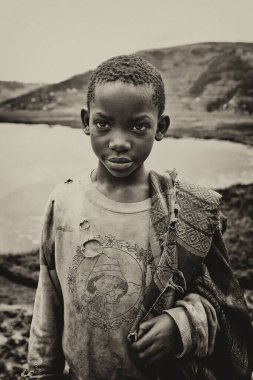 BUNYONYI Gölü, UGANDA - 21 Ekim 2012 'de Uganda' daki Bunyonyi Gölü 'nde tanımlanamayan Batwa pigme çocuğu. Domuzlar ormanlarda yaşayan antik insanlardır, 