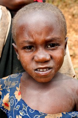 BUNYONYI Gölü, UGANDA - 21 Ekim 2012 'de Uganda' daki Bunyonyi Gölü 'nde tanımlanamayan Batwa pigme kızı. Domuzlar ormanlarda yaşayan antik insanlardır, 