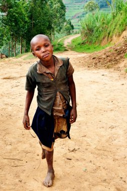 BUNYONYI Gölü, UGANDA - 21 Ekim 2012 'de Uganda' daki Bunyonyi Gölü 'nde tanımlanamayan Batwa pigme çocuğu. Domuzlar ormanlarda yaşayan antik insanlardır, 