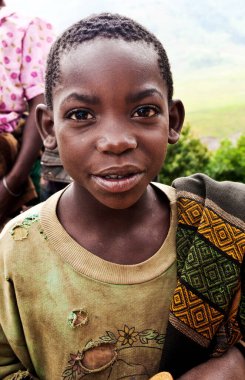 BUNYONYI Gölü, UGANDA - 21 Ekim 2012 'de Uganda' daki Bunyonyi Gölü 'nde tanımlanamayan Batwa pigme çocuğu. Domuzlar ormanlarda yaşayan antik insanlardır, 