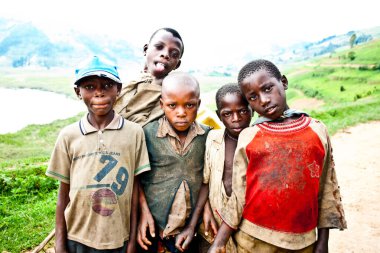 BUNYONYI Gölü, UGANDA - 21 Ekim 2012 'de Uganda' daki Bunyonyi Gölü 'nde Batwa pigme çocukları. Domuzlar ormanlarda yaşayan antik insanlardır, 