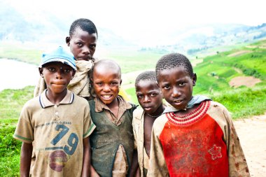 BUNYONYI Gölü, UGANDA - 21 Ekim 2012 'de Uganda' daki Bunyonyi Gölü 'nde Batwa pigme çocukları. Domuzlar ormanlarda yaşayan antik insanlardır, 
