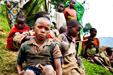 BUNYONYI Gölü, UGANDA - 21 Ekim 2012 'de Uganda' daki Bunyonyi Gölü 'nde Batwa pigme çocukları. Domuzlar ormanlarda yaşayan antik insanlardır, 