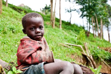 BUNYONYI Gölü, UGANDA - 21 Ekim 2012 'de Uganda' daki Bunyonyi Gölü 'nde tanımlanamayan Batwa pigme çocuğu. Domuzlar ormanlarda yaşayan antik insanlardır, 