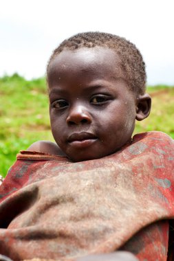BUNYONYI Gölü, UGANDA - 21 Ekim 2012 'de Uganda' daki Bunyonyi Gölü 'nde tanımlanamayan Batwa pigme çocuğu. Domuzlar ormanlarda yaşayan antik insanlardır, 