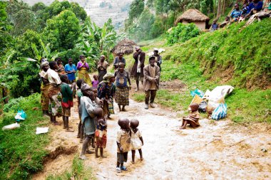 BUNYONYI Gölü, UGANDA - 21 Ekim 2012 'de Uganda' nın Bunyonyi Gölü 'nde Batwa pigmeleri. Pigme halkı ormanların antik sakinleridir, Ormanın Koruyucuları olarak bilinirler..