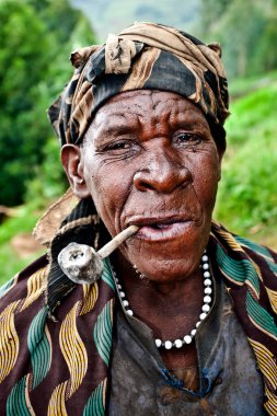 BUNYONYI Gölü, UGANDA - 21 Ekim 2012 'de Uganda, Bunyonyi Gölü' nde pigme kadın Batwa. Domuzlar ormanlarda yaşayan antik insanlardır, 