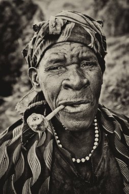BUNYONYI Gölü, UGANDA - 21 Ekim 2012 'de Uganda, Bunyonyi Gölü' nde pigme kadın Batwa. Domuzlar ormanlarda yaşayan antik insanlardır, 