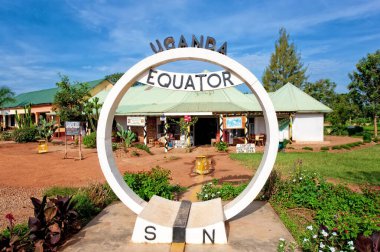 Ekvator, Uganda - 1 Kasım 2012 tarihinde Ekvator, Uganda 'da. Uganda, Dünya 'yı ikiye bölen hayali çizginin dünyadaki birkaç ülkeden biridir..