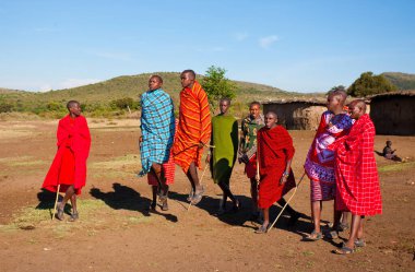 15 Ekim 2012 'de Kenya' daki Maasai Mara 'da kimliği belirlenemeyen Masai erkekleri. Masailer, Kenya ve kuzey Tanzanya 'da bulunan yarı göçebe bir etnik gruptur..