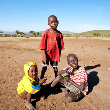 Tanımlanamayan Masai çocukları 15 Ekim 2012 'de Kenya' daki Maasai Mara 'da. Masailer, Kenya ve kuzey Tanzanya 'da bulunan yarı göçebe bir etnik gruptur..