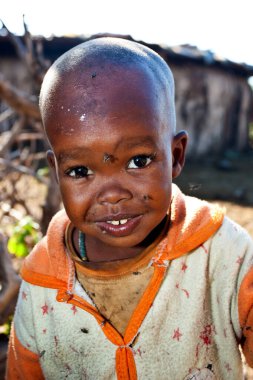 15 Ekim 2012 'de Kenya' daki Maasai Mara 'da kimliği belirsiz bir çocuk. Masailer, Kenya ve kuzey Tanzanya 'da bulunan yarı göçebe bir etnik gruptur..