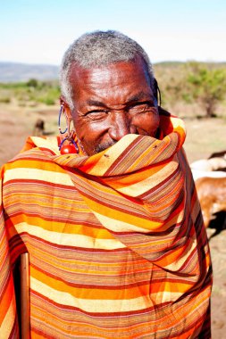 15 Ekim 2012 'de Kenya' daki Maasai Mara 'da kimliği belirlenemeyen Masai erkekleri. Masailer, Kenya ve kuzey Tanzanya 'da bulunan yarı göçebe bir etnik gruptur.