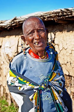 15 Ekim 2012 'de Kenya' daki Maasai Mara 'da kimliği belirsiz bir kadın. Masailer, Kenya ve kuzey Tanzanya 'da bulunan yarı göçebe bir etnik gruptur..